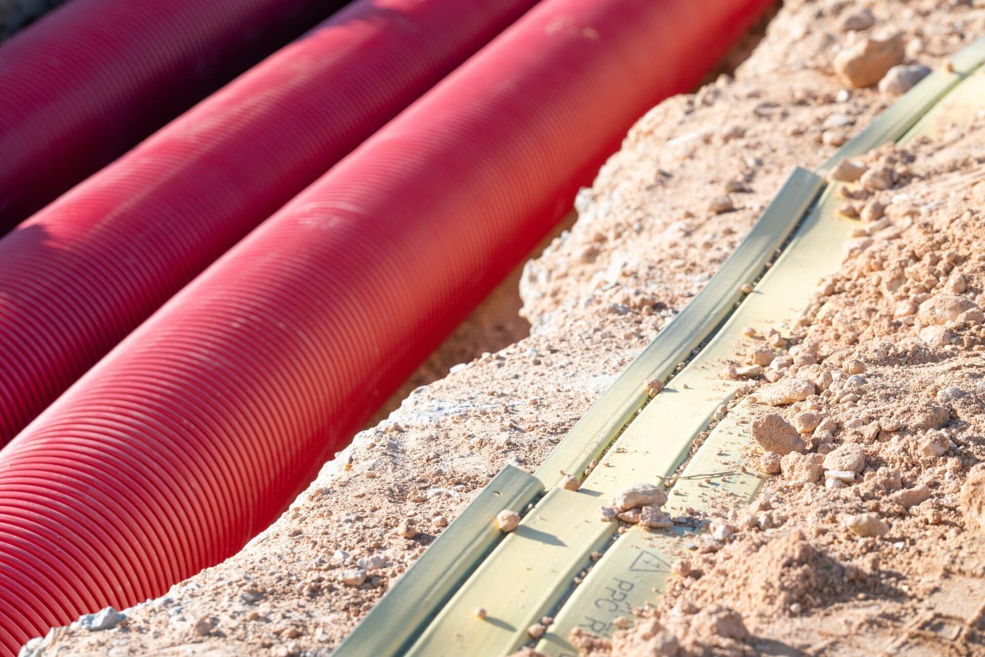 Tuberías eléctricas subterráneas en construcción, solución profesional en instalaciones eléctricas.