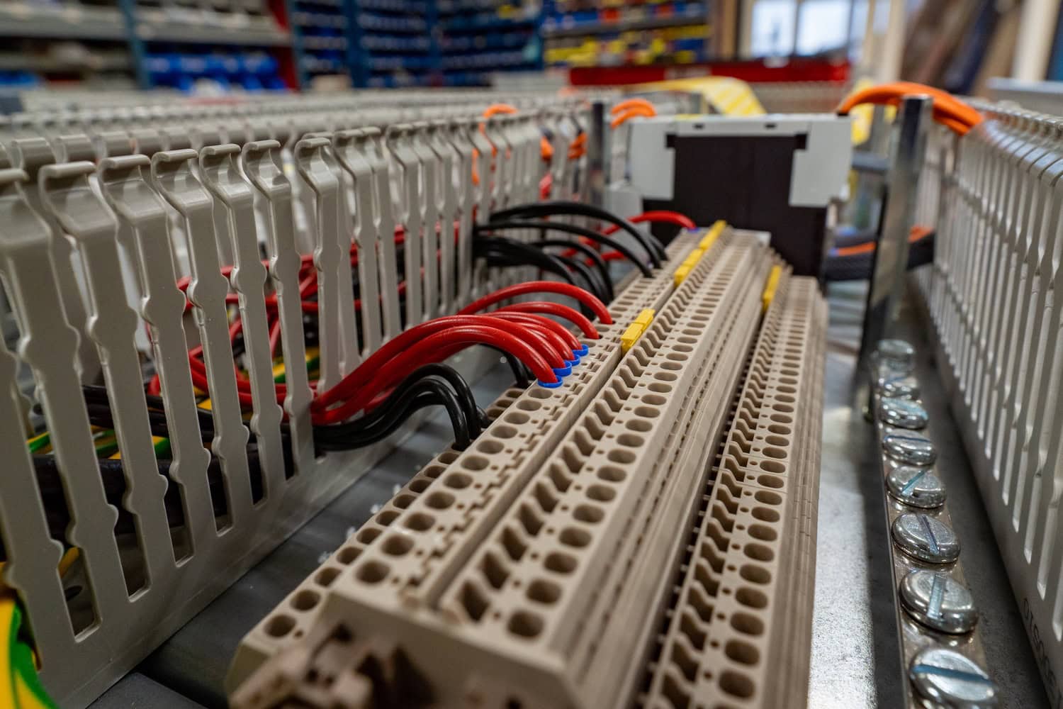 Cableado eléctrico industrial en el cuadro de control