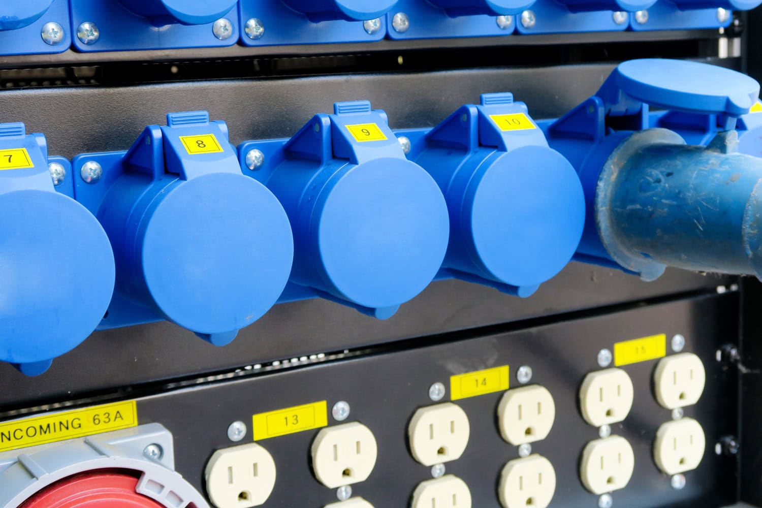 Conexiones eléctricas en un cuadro de distribución industrial